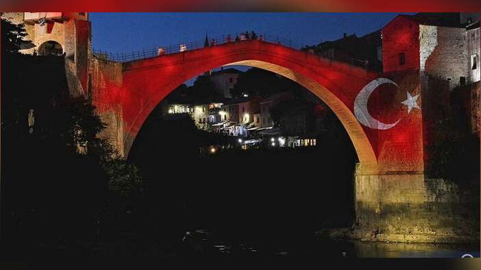 Dünya kırmızı beyaza büründü...