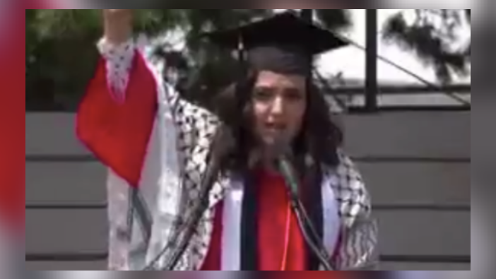 Boston Üniversitesi mezuniyet törenine damga vurdu!