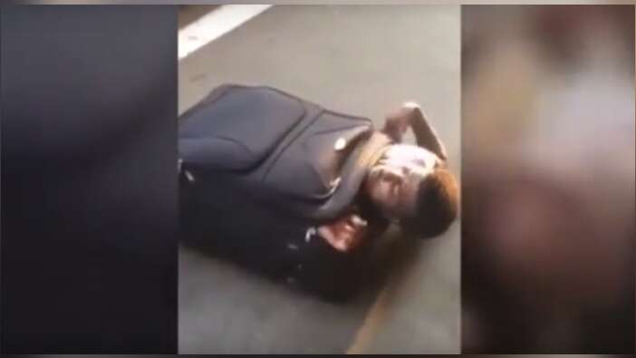 Polisleri şoke eden görüntü! Bavulun içinden göçmen çıktı (VIDEO)