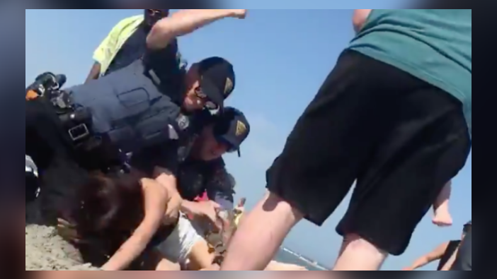 Plajda polis şiddeti cep telefonu kamerasında!