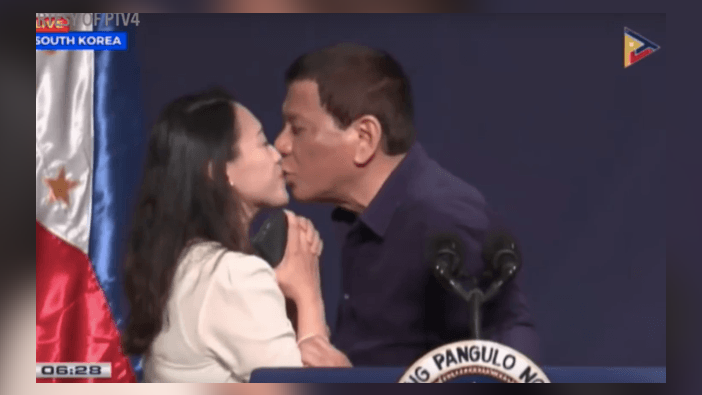 Filipinler lideri genç kızı zorla öptü!