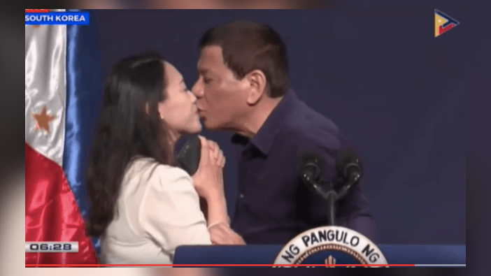 Filipinler lideri genç kızı zorla öptü!