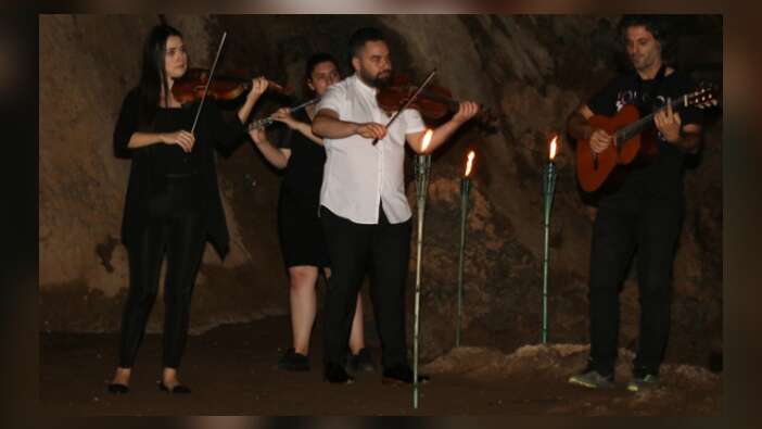 Mağarada konser verdiler!