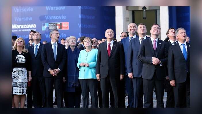 Varşova semalarında uçuş gösterisi... Liderler böyle izledi