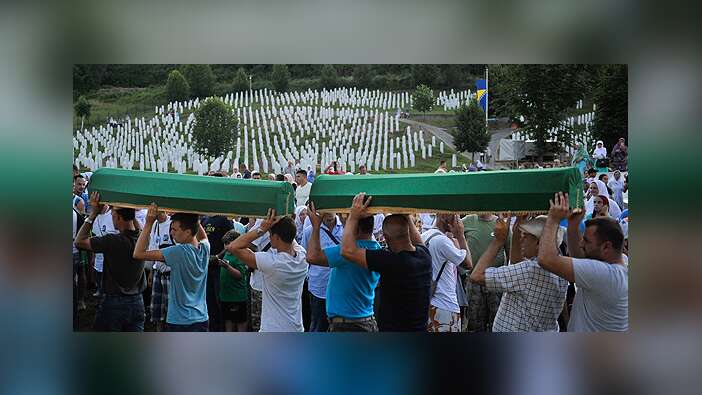 Yıllardır bitmeyen acı! Srebrenitsa soykırımı kurbanları toprağa verildi