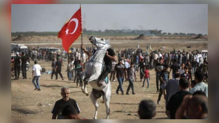Filistin'de Türk bayrağını böyle taşıdılar!