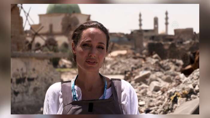 Angelina Jolie, Kürtlerle bir araya geldi!