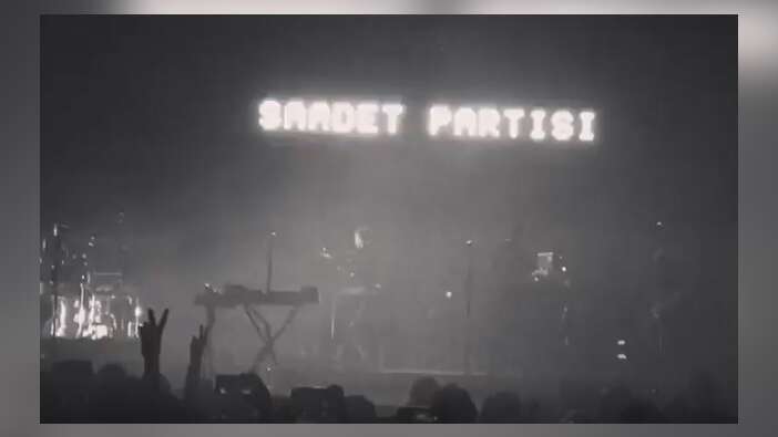 Massive Attack konserine damga vuran sahne şovu!