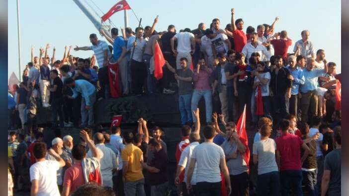 Dünya böyle gördü: Türkler darbeyi ezdi!