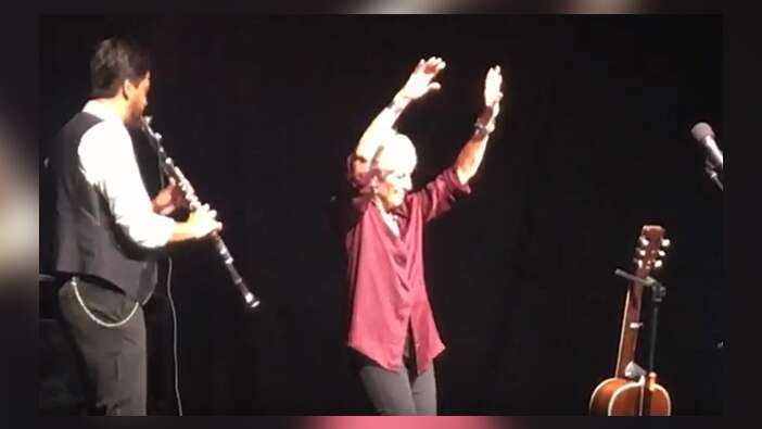 Joan Baez'den Harbiye'de oryantal şov...