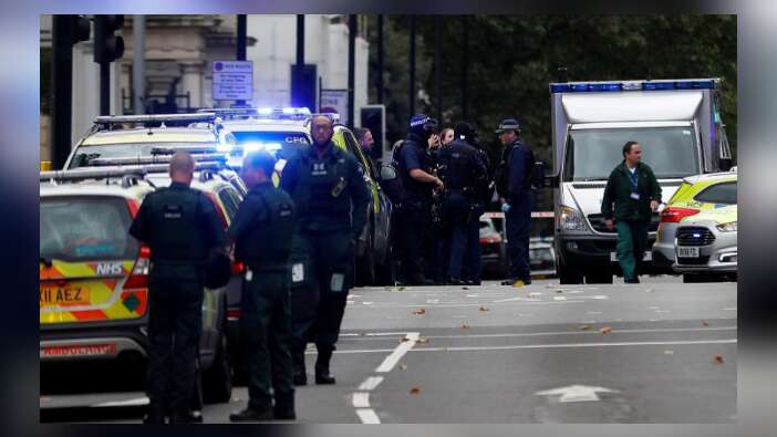 Londra'da otomobil yayaların arasına daldı!