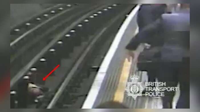 Metro bekleyenleri raylara itti...