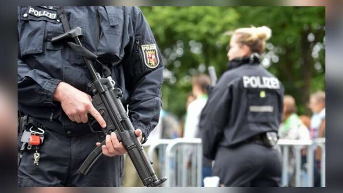 Polis Köln tren istasyonunu ablukaya aldı!