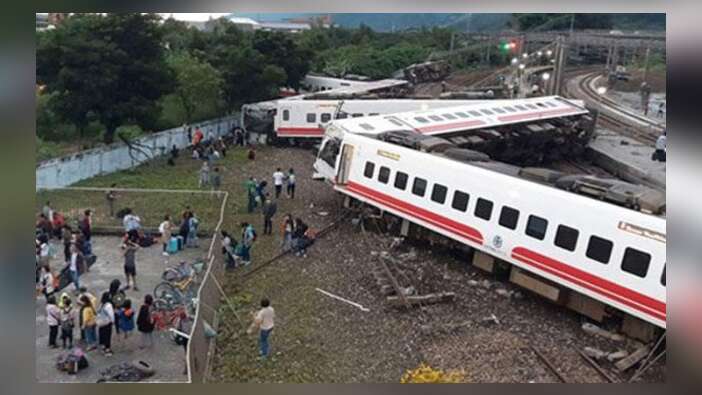 Korkunç tren kazası: 17 ölü 30 yaralı