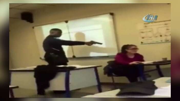 Yok yazılmamak için öğretmene silah çekti...