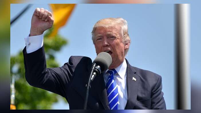 Trump önündeki limuzini görmedi...