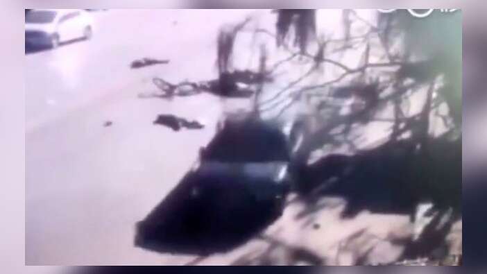 Çin'de otomobil yayaların arasına daldı!