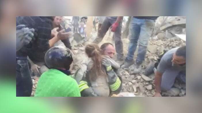 İtalya'da deprem: Enkazdan 17 saat sonra çıkarıldı