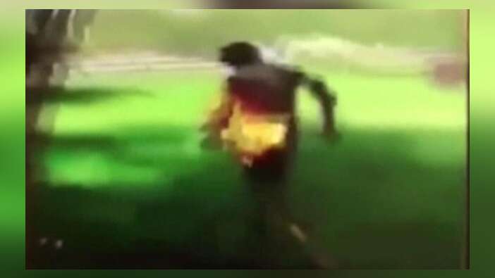 Parklarda tanımadığı insanları yakıp kaçıyor!