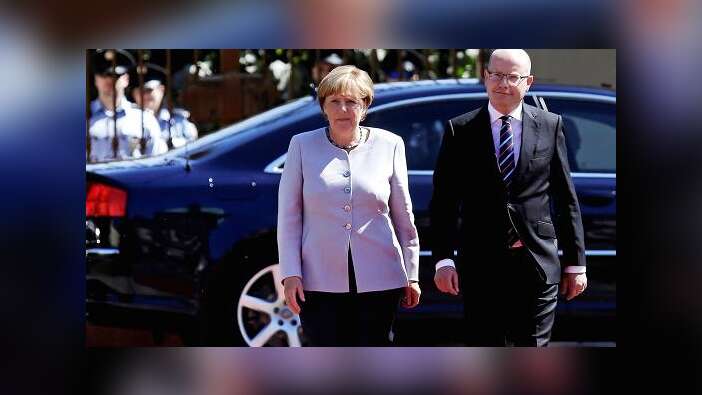 Merkel’in konvoyuna silahlı saldırı son anda engellendi