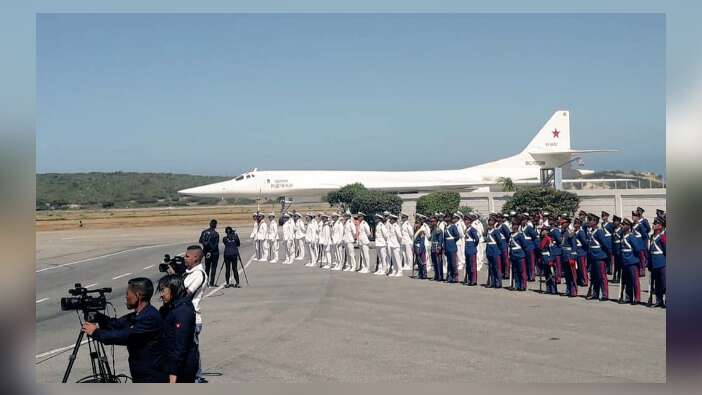 Venezuela'ya iki nükleer bomba uçağı gönderdi!
