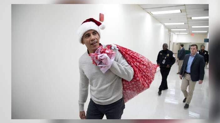 Obama Noel Baba kılığına girdi...