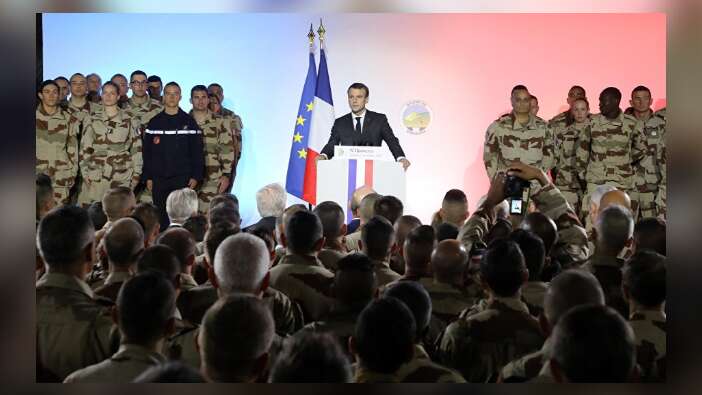 Macron'un konuşması askeri bayılttı!