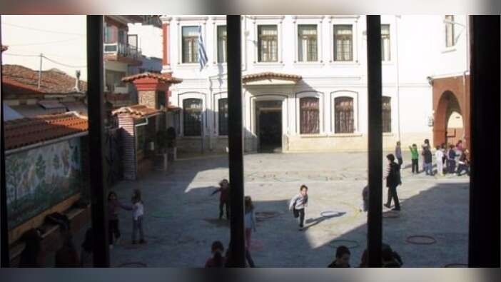 Yunanistan'da Türk okullarının kapısına kilit vuruldu