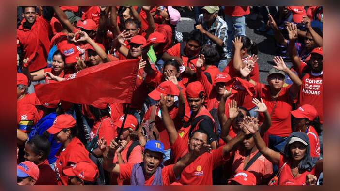 Bir yandan Maduro yandaşları diğer yanda Guaido destekçileri