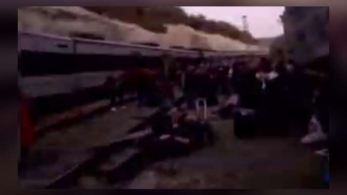 Barselona’da iki tren çarpıştı!