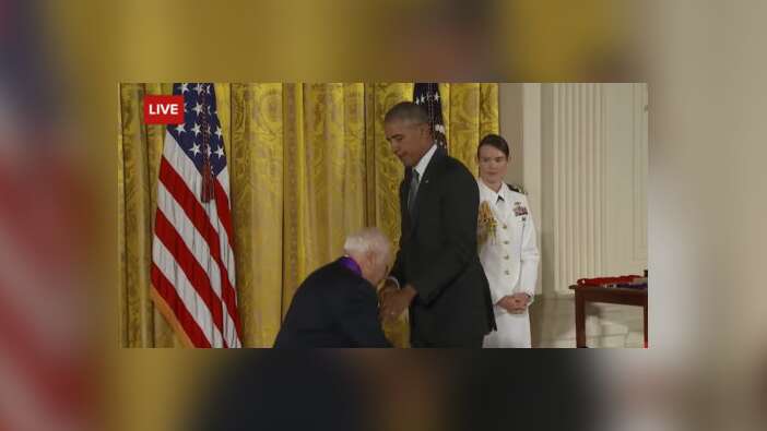 Ünlü komedyen Obama'nın pantolonunu indirmeye çalıştı / VİDEO