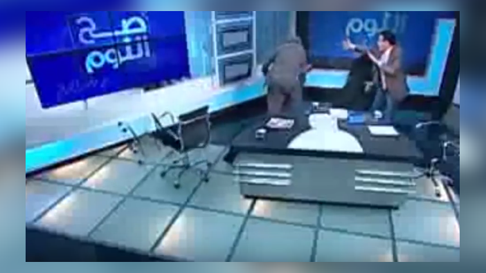 Mısırlı avukat müftüyü canlı yayında ayakkabıyla dövdü (VİDEO)