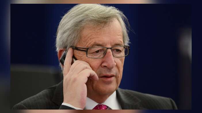 Junker’i konuşma yaparken eşi aradı...