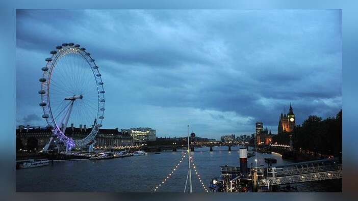 Londra'nın simgesi dönme dolapta yüzlerce kişi mahsur kaldı