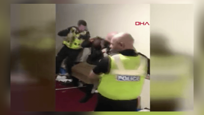 İngiliz polisi, siyahi genci sprey kutusu ile darp etti!