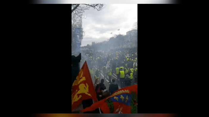 Paris'te sokaklar savaş alanına döndü!