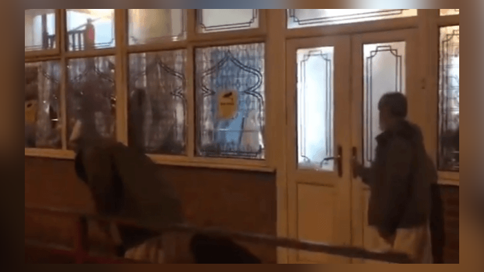 İngiltere'de 4 camiye balyozlu saldırı düzenlendi!