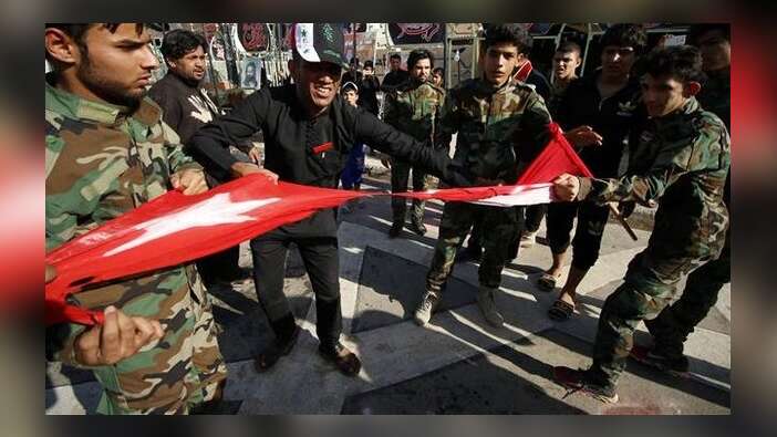 Irak'ta çirkin protesto: Türk bayrağını yırttılar!