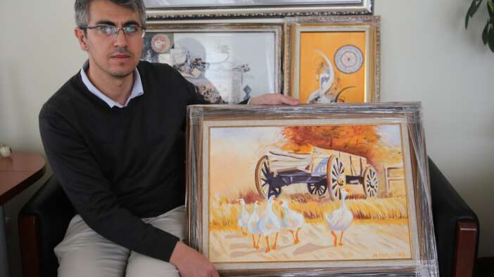 Ressam polis, özgün çalışmalara imza atıyor...