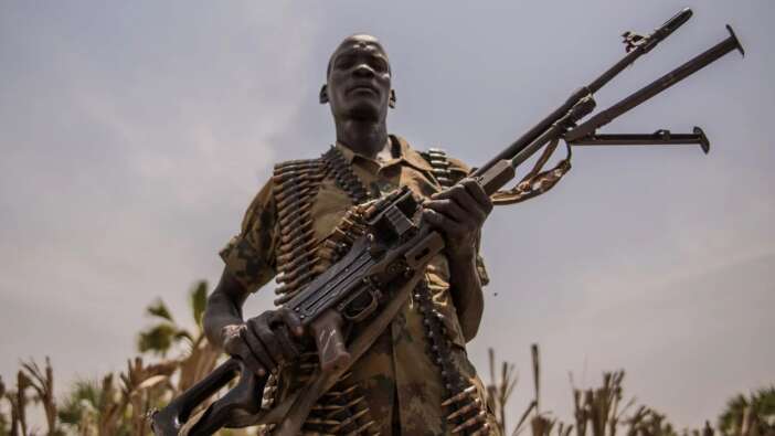 Sudan'da askerler devlet televizyonunu kuşattı!