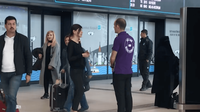 'Bana Sor' ekipleri havalimanında göreve başladı!