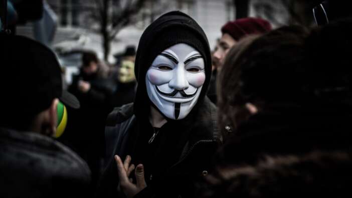 Hacker grubu Anonymous'tan 'Assange' uyarısı!