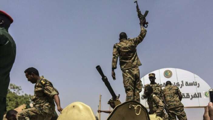 Sudan'da üst üste istifa!