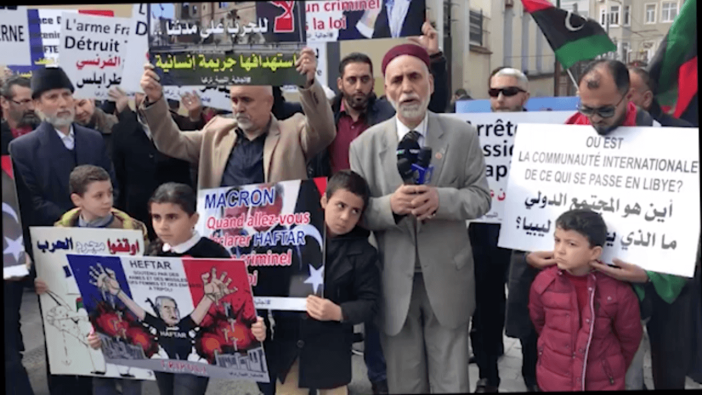 Libyalılar Fransa'yı İstanbul'da protesto etti!