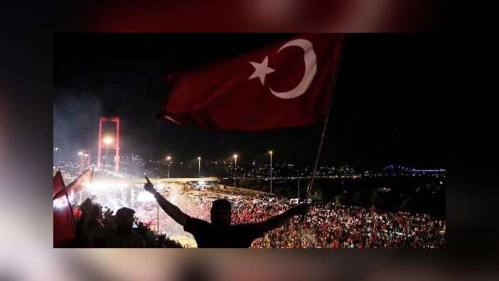 Azerbaycanlı sanatçı Azerin'den 15 Temmuz şarkısı