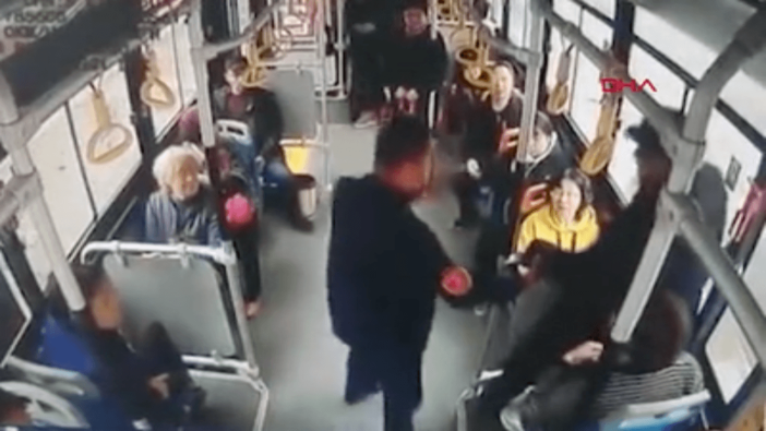 Yaşlı yolcu, kendisine yer vermeyen kadının kucağına oturdu!