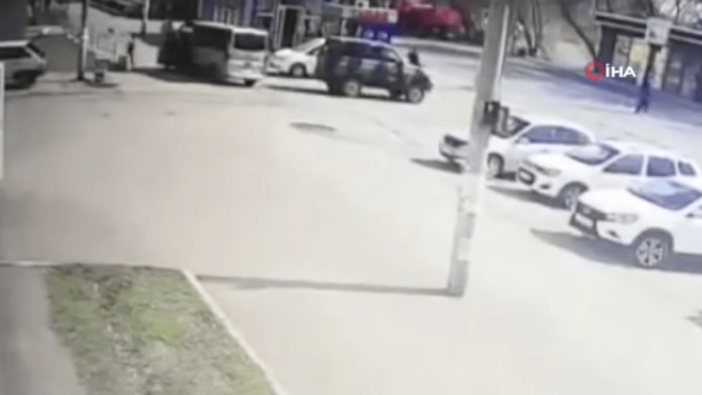 Ayakkabılarının bağcıklarını bağlarken aracın altında kaldı!