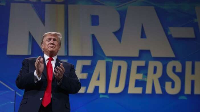 ABD Başkanı Trump'a cep telefonu fırlattı!