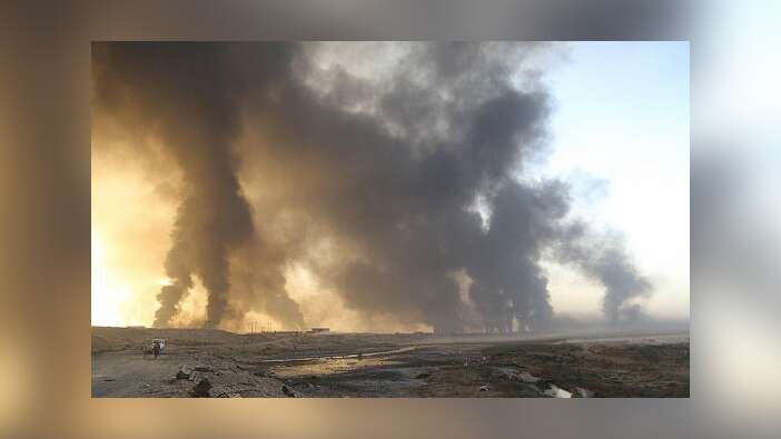 Terör örgütü DEAŞ petrol kuyularını ateşe verdi