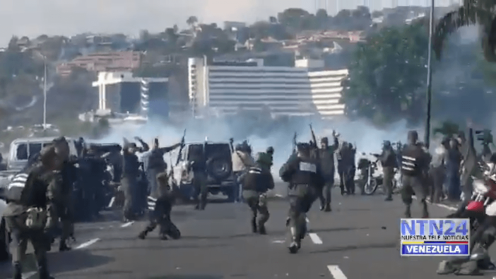 Venezuela'daki sıcak çatışma anları kameraya yansıdı!